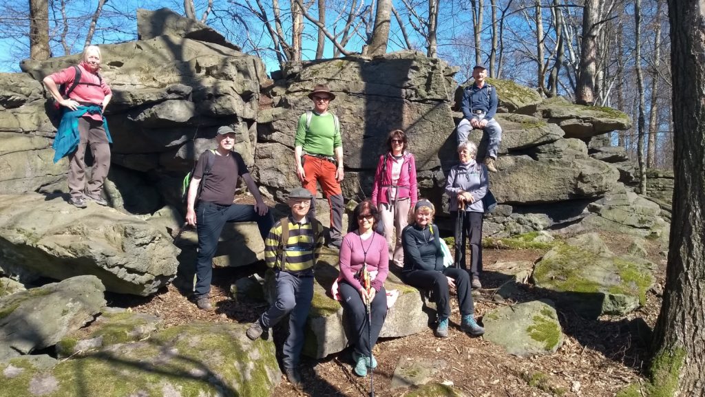 Gruppenbild der Wanderfreunde vor Felsen